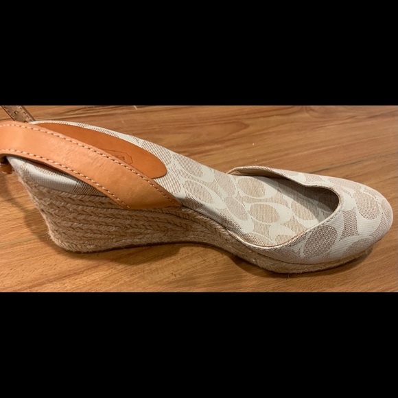 (AUTHENTIC!) COACH round-toed summer wedges. - Picture 3 of 7